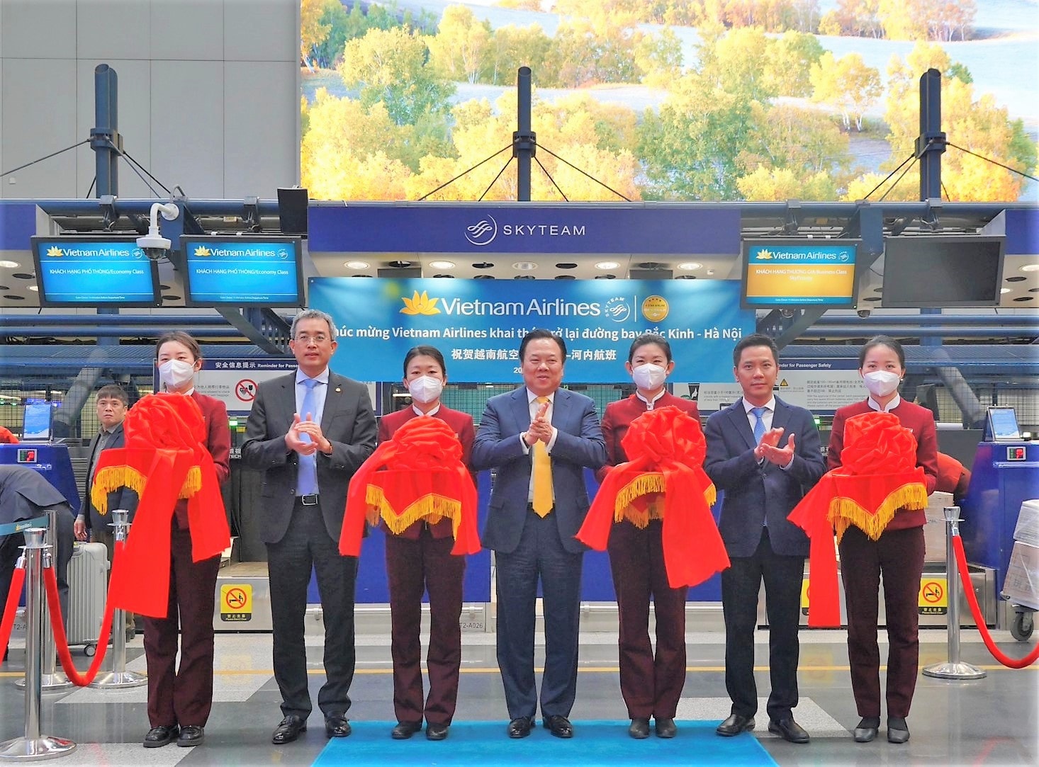 Bay lại Bắc Kinh - Hà Nội, Vietnam Airlines tổ chức lễ đón khách ngay tại sân bay Trung Quốc -0