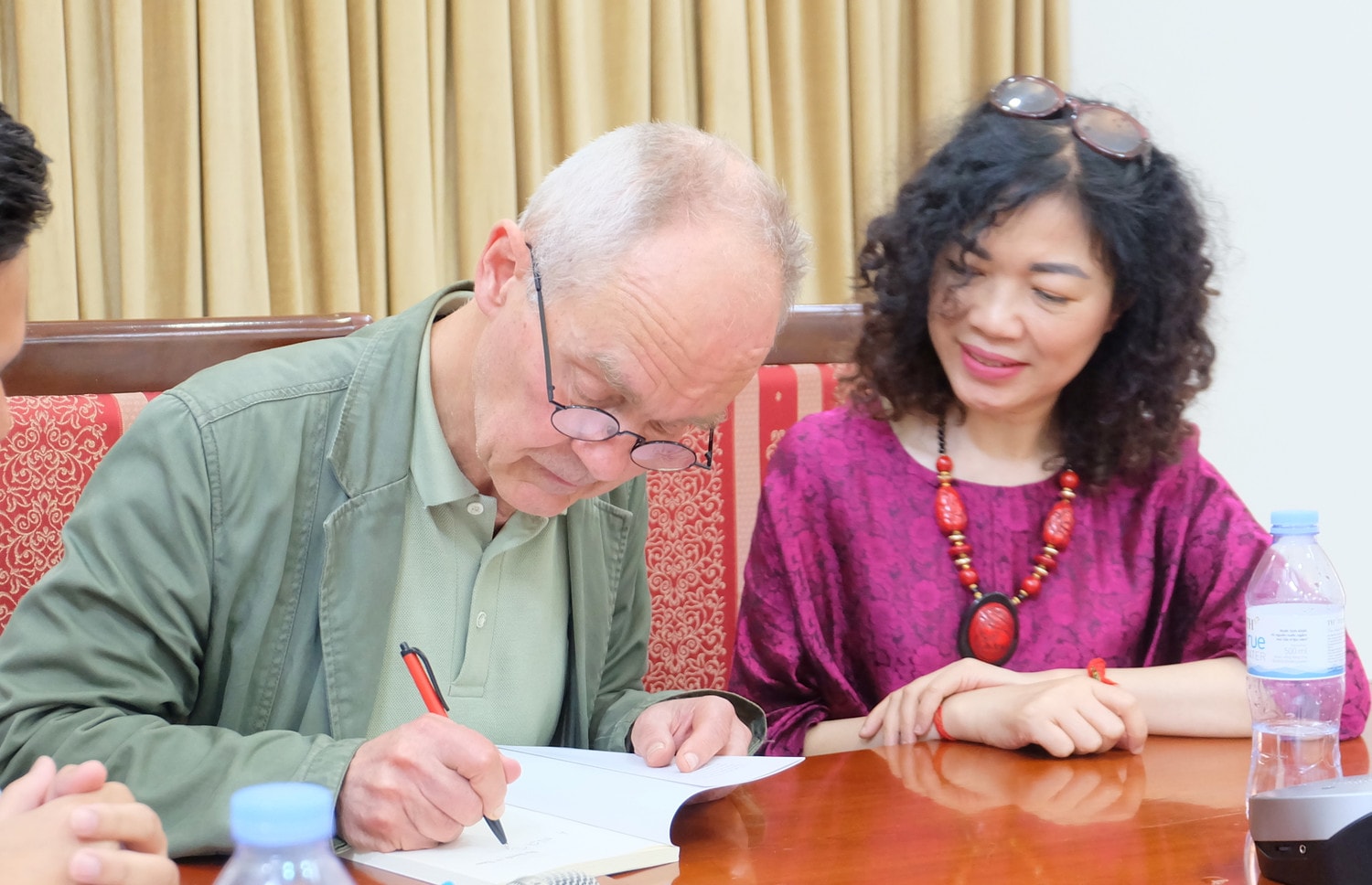 Tác giả Bỉ Jean Pierre Outers ký tặng sách cho độc giả - Ảnh: Th. Nguyên