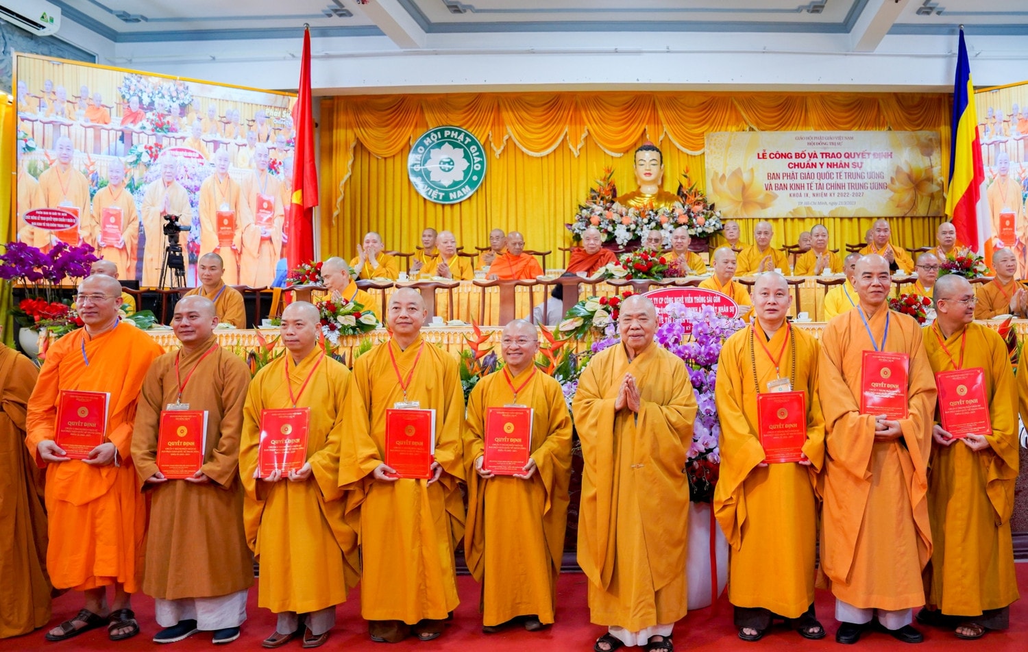Hòa thượng Thích Thiện Pháp trao quyết định cho 2 Phó ban Thường trực và các Phó ban Phật giáo Quốc tế Trung uơng Giáo hội Phật giáo Việt Nam công bố nhân sự Ban Phật giáo Quốc tế và Ban Kinh tế - Tài chính Trung ương nhiệm kỳ 2022 - 2027 -0