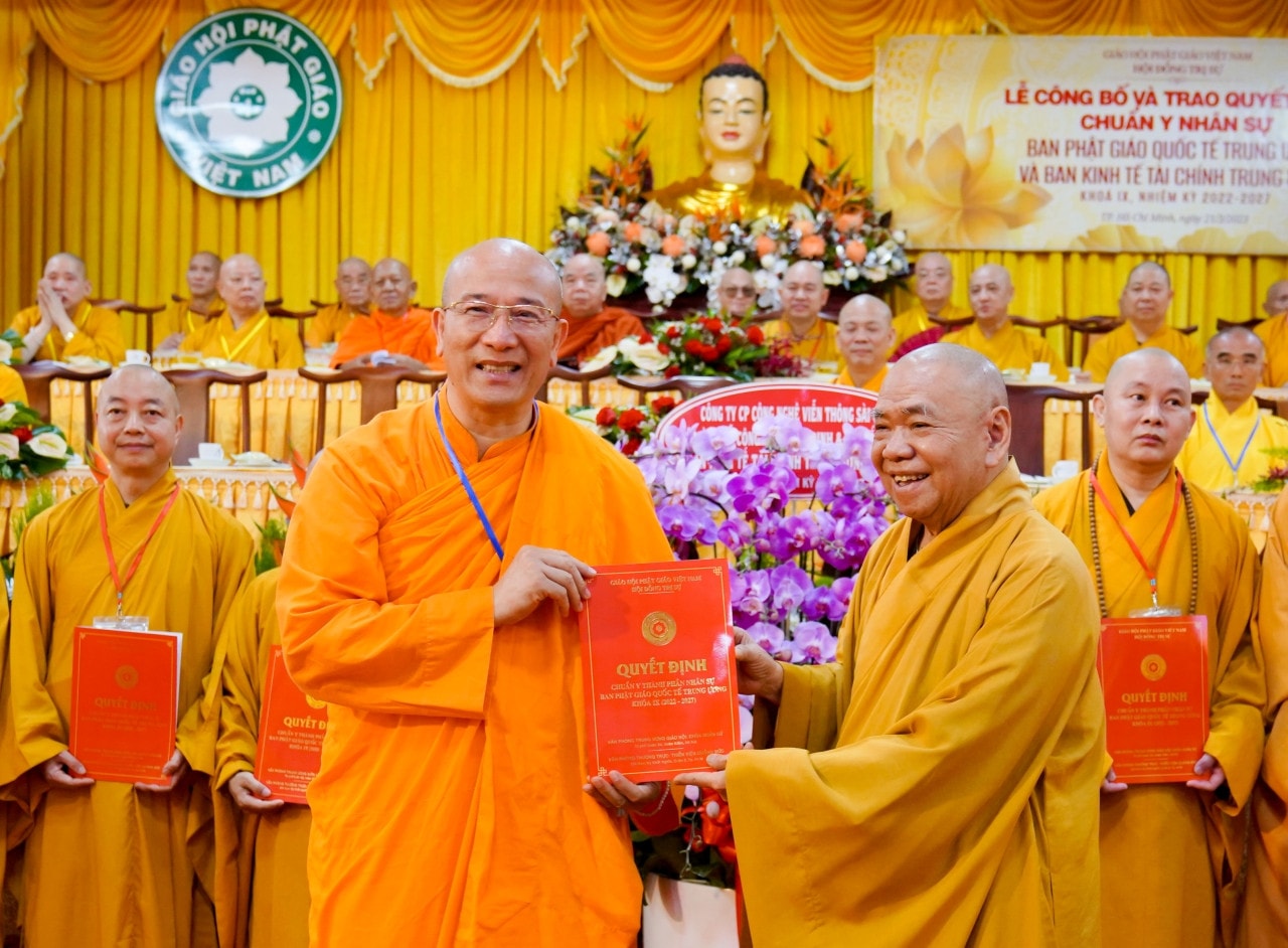 Hòa thượng Thích Thiện Pháp, Phó Chủ tịch Thường trực HĐTS trao quyết định Phó trưởng Ban Phật giáo Quốc tế đến Thầy Thích Trúc Thái Minh Giáo hội Phật giáo Việt Nam công bố nhân sự Ban Phật giáo Quốc tế và Ban Kinh tế - Tài chính Trung ương nhiệm kỳ 2022 - 2027 -1