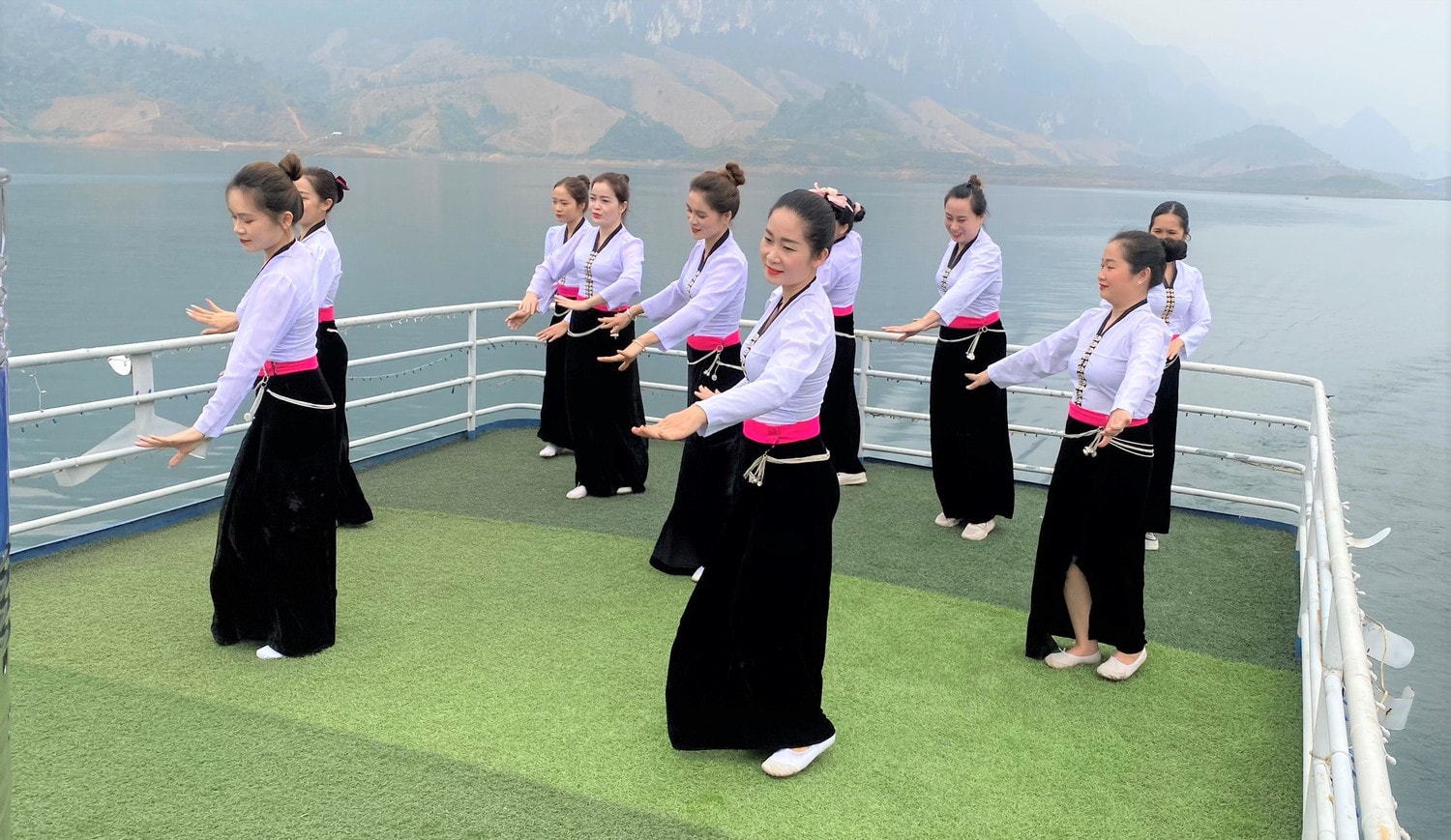 Quỳnh Nhai, Sơn La: Triển vọng du lịch Hồ thủy điện Sơn La -0