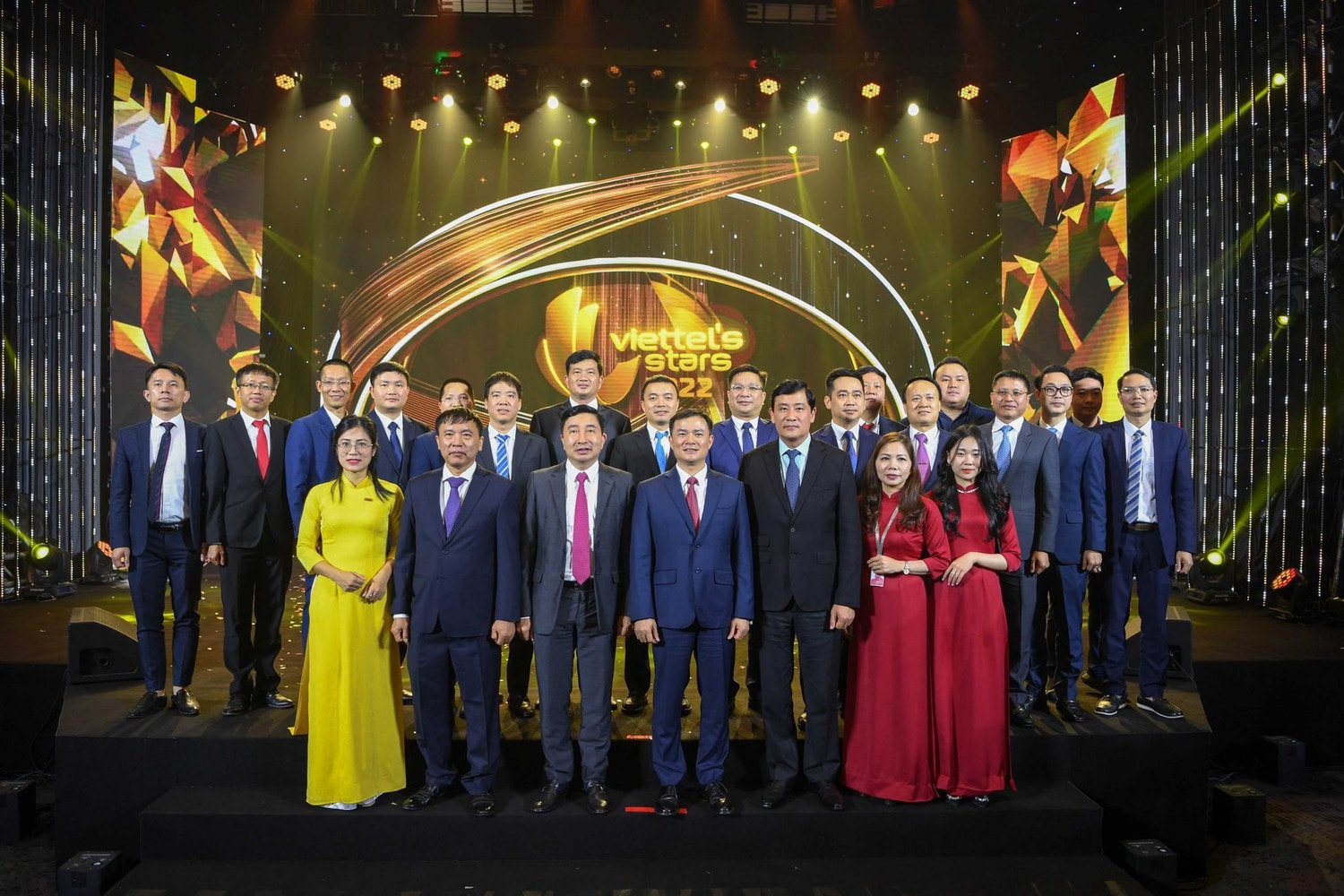Viettel tôn vinh tập thể, cá nhân xuất sắc toàn cầu -0