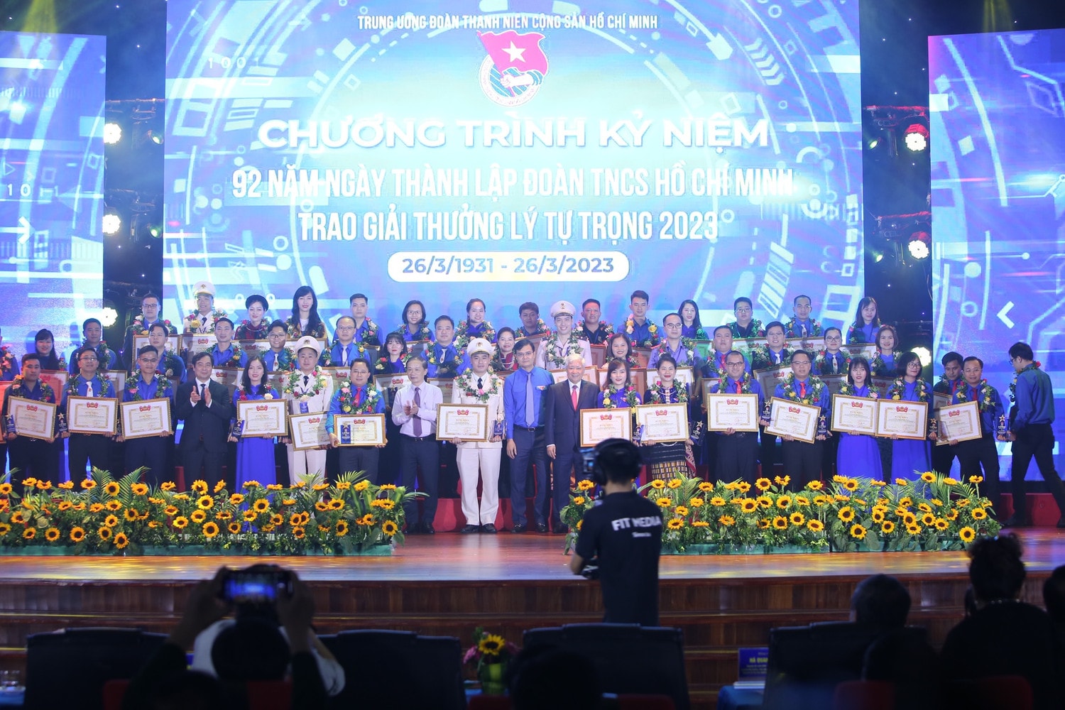 Chủ tịch Ủy ban Trung ương Mặt trận Tổ quốc Việt Nam Đỗ Văn Chiến; Phó trưởng Ban Thường trực Ban Dân vận Trung ương Phạm Tất Thắng; Bí thư thứ nhất Trung ương Đoàn Bùi Quang Huy trao Giải thưởng Lý Tự Trọng năm 2023 cho các cán bộ đoàn xuất sắc