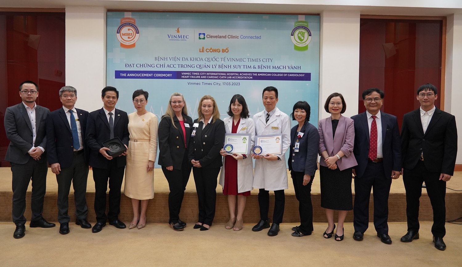 Bệnh viện Vinmec Times City và Vinmec Central Park vừa chính thức nhận 2 chứng chỉ ACC về quản lý suy tim và can thiệp mạch vành Vinmec được ACC công nhận là trung tâm xuất sắc về tim mạch đầu tiên tại Châu Á -0