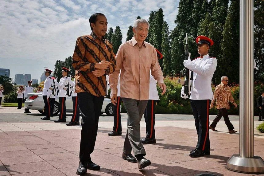 Singaporean Prime Minister Lee Hsien Loong (right) welcomes Indonesian President Joko Widodo as he arrives in Istana for the Singapore-Indonesia Leaders' Retreat on March 16. (Photo: straitstimes.com) Singapore, Indonesia tighten cooperation in energy, sustainable development, health care -0