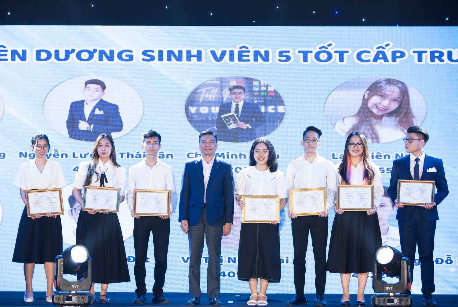 Chủ tịch Hội đồng trường Trường Đại học Luật Hà Nội, TS. Chu Mạnh Hùng trao danh hiệu “Sinh viên 5 tốt” cho các sinh viên Tuyên dương các sinh viên đạt danh hiệu “Sinh viên 5 tốt” -0