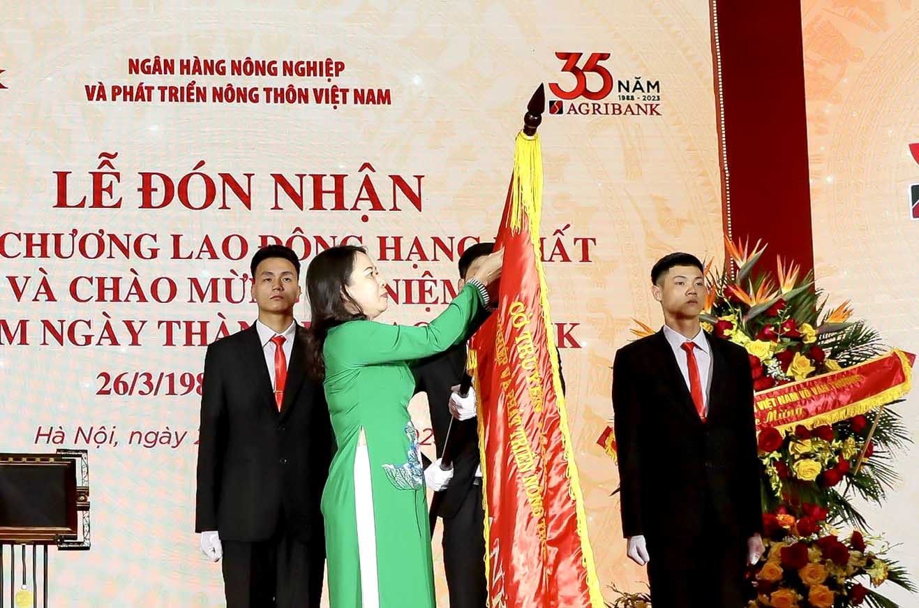 Agribank đón nhận Huân chương Lao động hạng Nhấtvà kỷ niệm 35 năm ngày thành lập -0