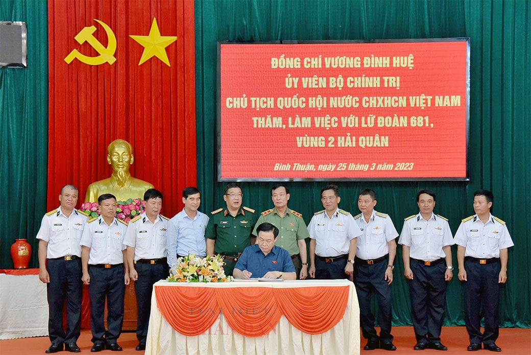 Chủ tịch Quốc hội Vương Đình Huệ: Giữ vững môi trường hòa bình để phát triển -0