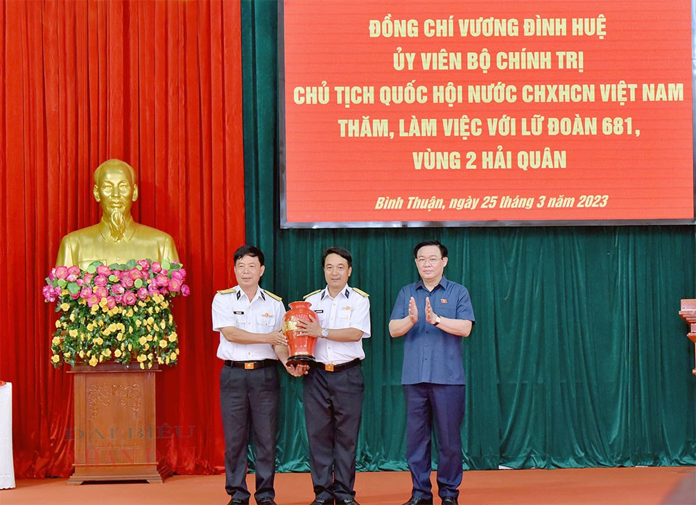 Chủ tịch Quốc hội Vương Đình Huệ: Giữ vững môi trường hòa bình để phát triển -0