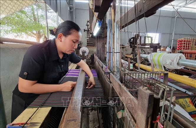 Chị La Ha Ta Ma Ri ở làng Mỹ Nghiệp (thị trấn Phước Dân, huyện Ninh Phước) đầu tư máy dệt để nâng cao hiệu quả sản xuất