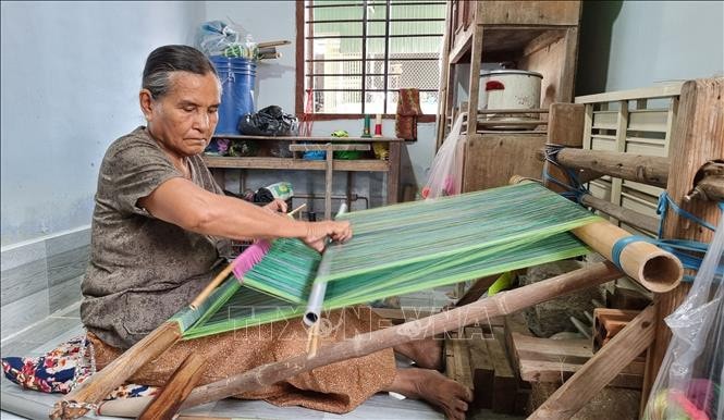 Dệt vải thổ cẩm truyền thống 