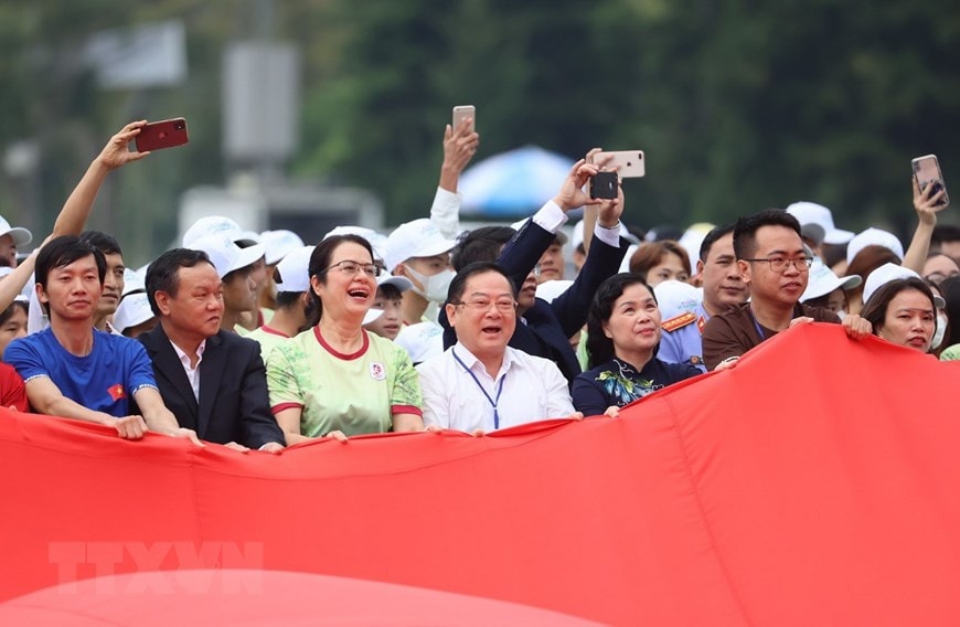 Lễ thượng cờ Tổ quốc ở giải vô định quốc gia Marathon 2023 -0