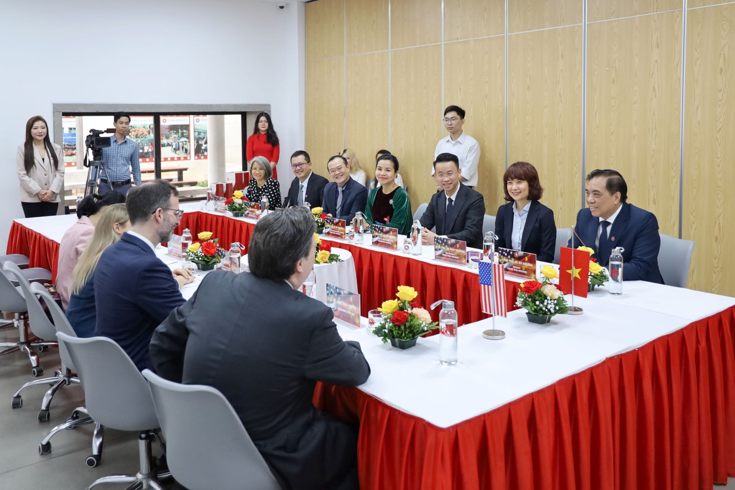 Buổi gặp và làm việc giữa ngài Đại sứ với PGS.TS Bùi Anh Tuấn, Hiệu trưởng Trường Đại học Ngoại thương; PGS, TS Phạm Thu Hương, Phó Hiệu trưởng cùng lãnh đạo một số đơn vị Đại sứ Hoa Kỳ tại Việt Nam đến thăm và chia sẻ cùng sinh viên Trường ĐH Ngoại thương -0