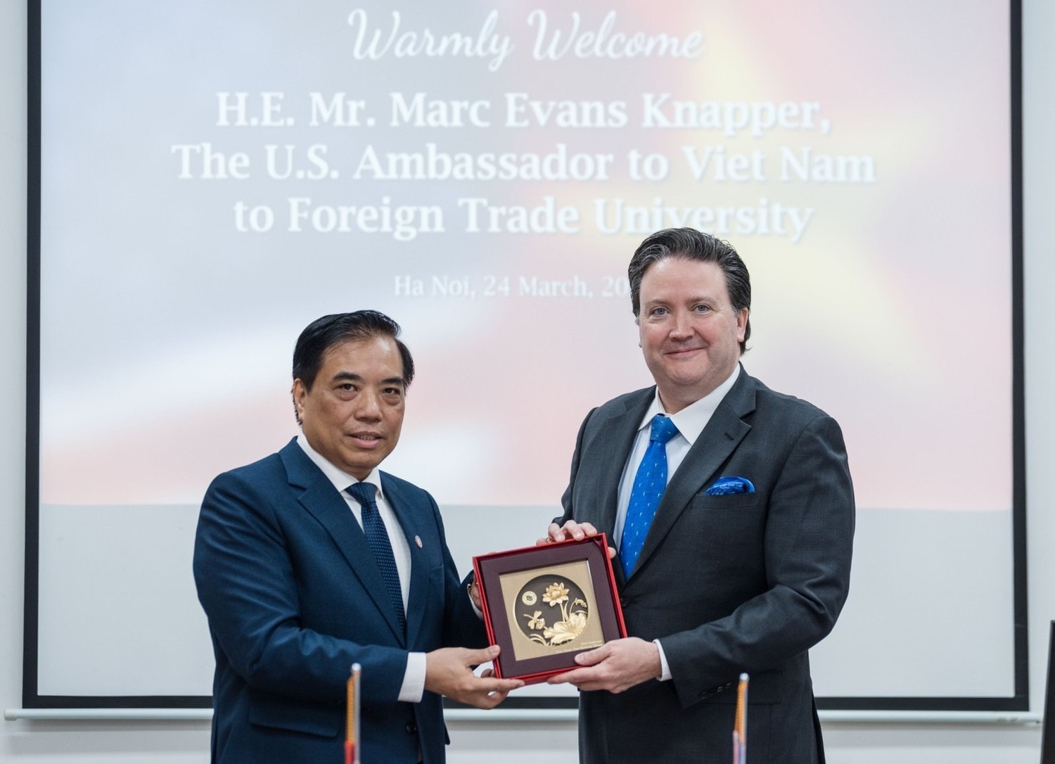 Ngài Marc. E. Knapper, Đại sứ Hoa Kỳ tại Việt Nam cùng PGS.TS Bùi Anh Tuấn, Hiệu trưởng Trường Đại học Ngoại thương Đại sứ Hoa Kỳ tại Việt Nam đến thăm và chia sẻ cùng sinh viên Trường ĐH Ngoại thương -0
