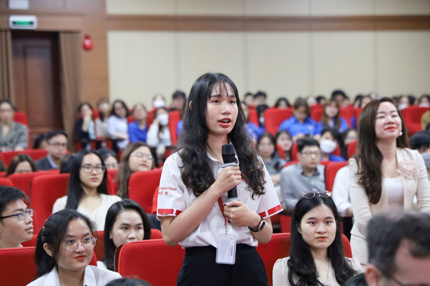 Sinh viên Trường Đại học Ngoại thương đặt câu hỏi cho ngài Đại sứ Đại sứ Hoa Kỳ tại Việt Nam đến thăm và chia sẻ cùng sinh viên Trường ĐH Ngoại thương -0