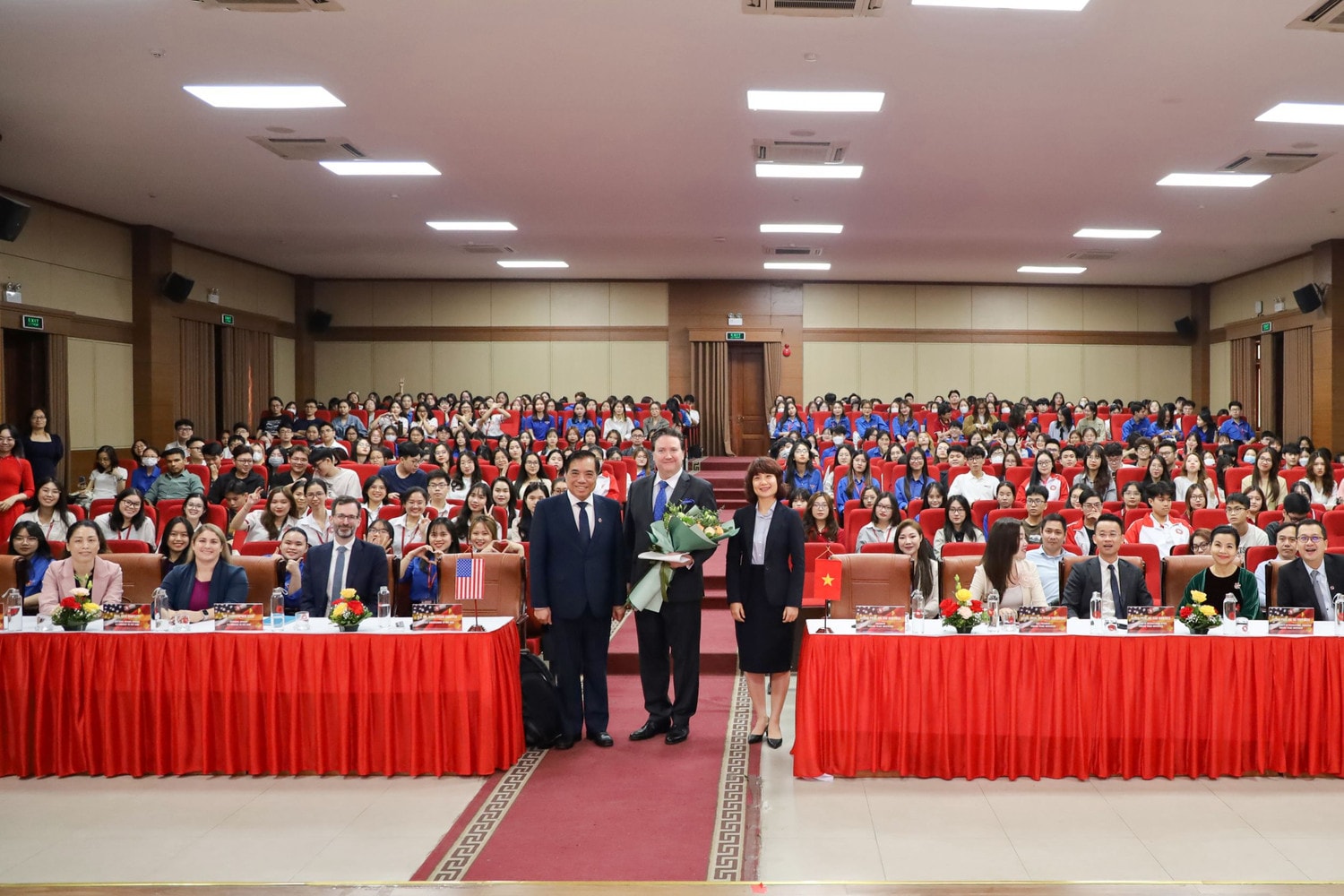 Ngài Marc. E. Knapper, Đại sứ Hoa Kỳ tại Việt Nam cùng lãnh đạo Trường Đại học Ngoại thương và các giảng viên, sinh viên nhà trường Đại sứ Hoa Kỳ tại Việt Nam đến thăm và chia sẻ cùng sinh viên Trường ĐH Ngoại thương -0