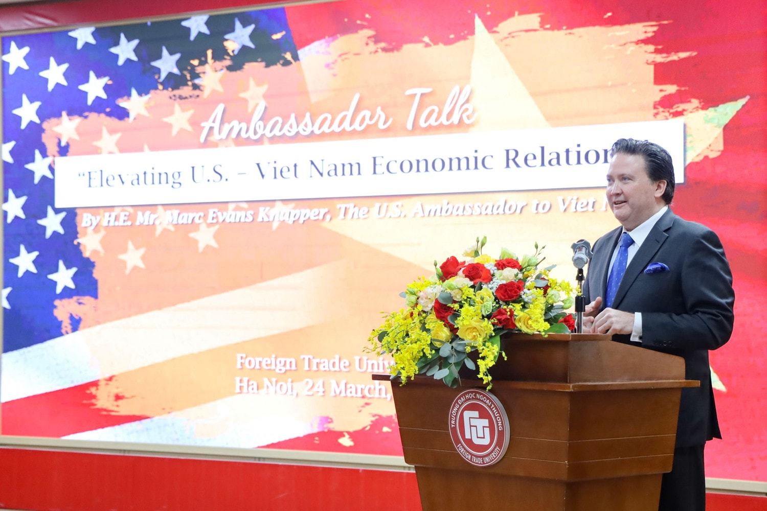 Ngài Đại sứ tại buổi chia sẻ với sinh viên Trường Đại học Ngoại thương Đại sứ Hoa Kỳ tại Việt Nam đến thăm và chia sẻ cùng sinh viên Trường ĐH Ngoại thương -0