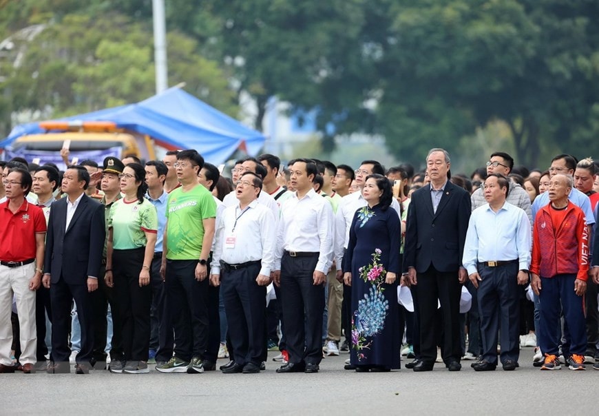 Lễ thượng cờ Tổ quốc ở giải vô định quốc gia Marathon 2023 -0
