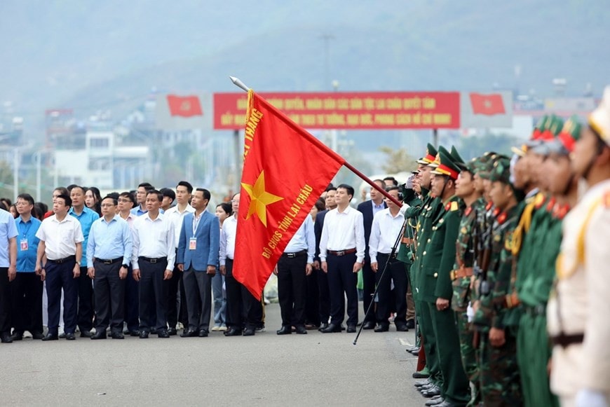 Lễ thượng cờ Tổ quốc ở giải vô định quốc gia Marathon 2023 -0