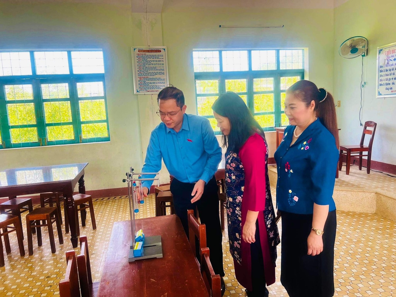 Đoàn Giám sát Ủy ban Thường vụ Quốc hội đến thăm và làm việc tại Trường phổ thông dân tộc bán trú Tây Sơn (Bình Định) -6