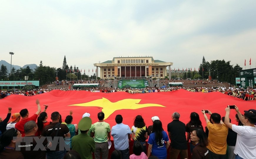 Lễ thượng cờ Tổ quốc ở giải vô định quốc gia Marathon 2023 -0