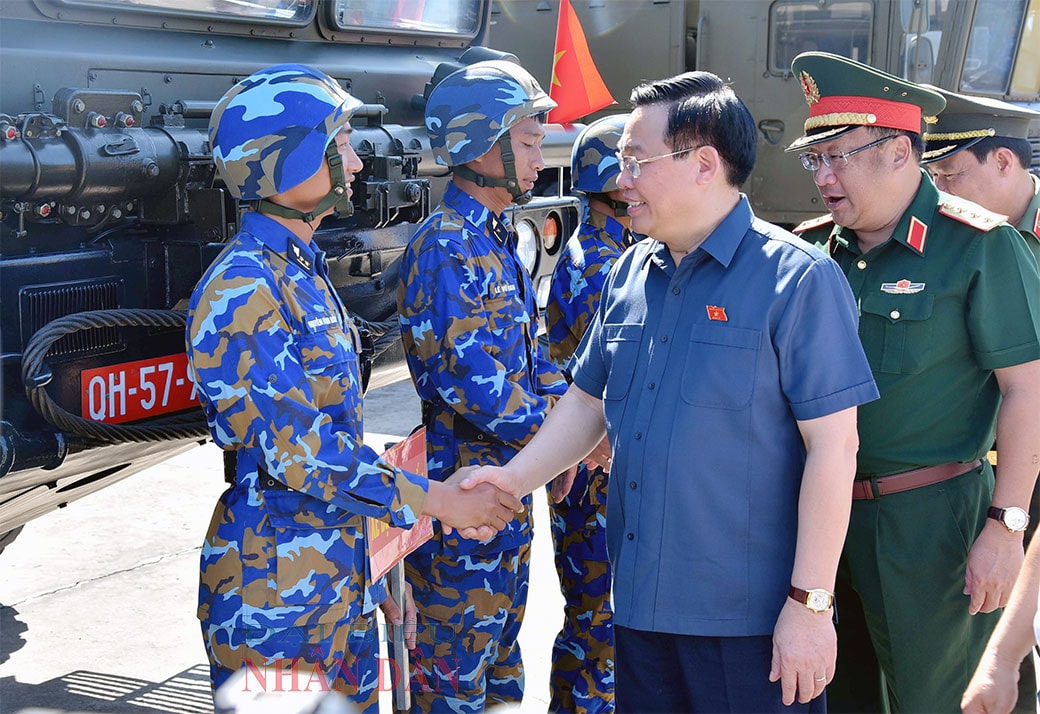 NA Chairman Vuong Dinh Hue with soldiers of Naval Region 2’s Brigade 681. Photo: Lam Hien Top legislator works with Naval Region 2’s Brigade 681 -0