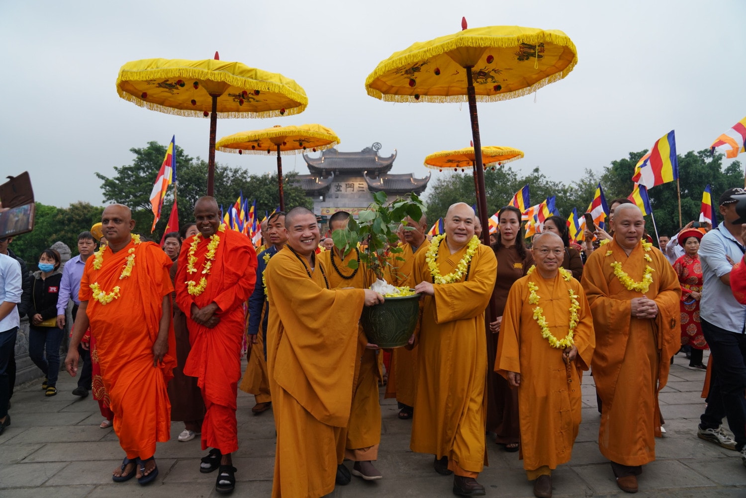 Hòa thượng Pallegama Hemarathana (thứ hai, trái sang), trụ trì chùa Bomaluwa, nơi trông coi cây bồ đề Vĩ đại cát tường, trực tiếp tham gia rước cây bồ đề thiêng từ Sri Lanka đến Việt Nam Cây bồ đề thiêng kết nối tình hữu nghị Việt Nam - Sri Lanka -0