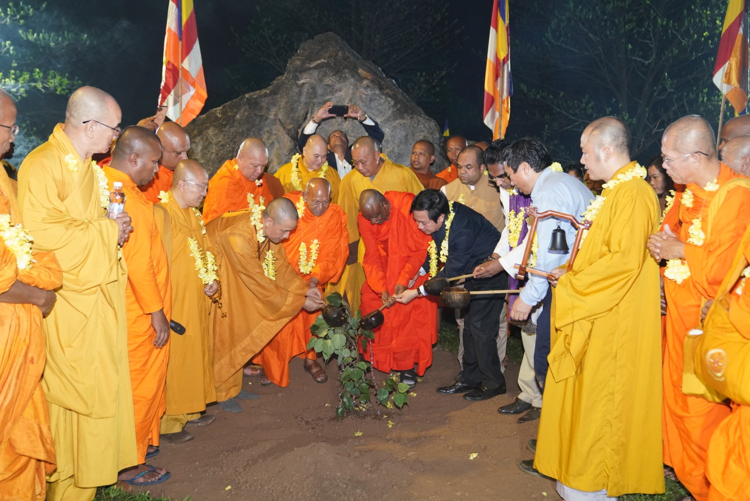 Thượng tọa Thích Minh Quang cho biết, cây bồ đề sẽ được chăm sóc để phát triển, bắt rễ sâu vào đất Việt, thể hiện tinh thần gắn kết về văn hóa, tôn giáo giữa Việt Nam và Sri Lanka Cây bồ đề thiêng kết nối tình hữu nghị Việt Nam - Sri Lanka -0