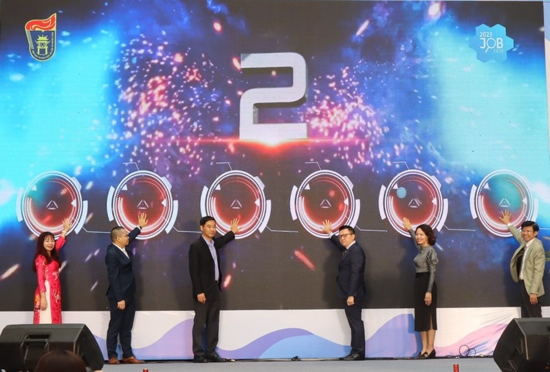 Hàng nghìn sinh viên tại Hà Nội tham dự ngày hội việc làm Trường ĐH Khoa học Xã hội và Nhân văn -0
