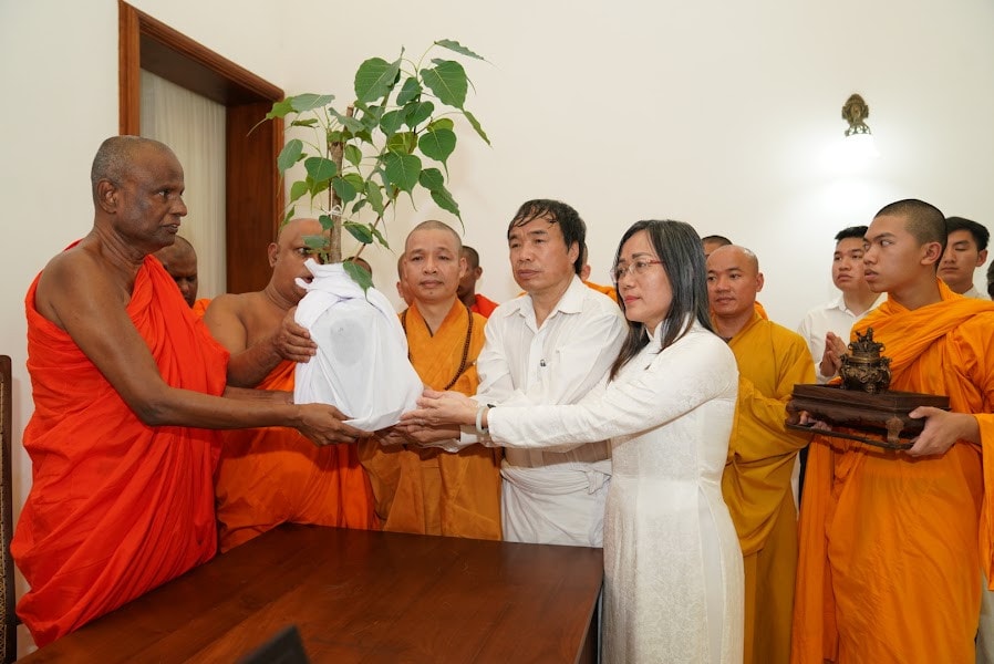 Việc trao tặng cây bồ đề với mong muốn lan tỏa tinh thần từ bi, trí tuệ của đức Phật Cây bồ đề thiêng kết nối tình hữu nghị Việt Nam - Sri Lanka -0