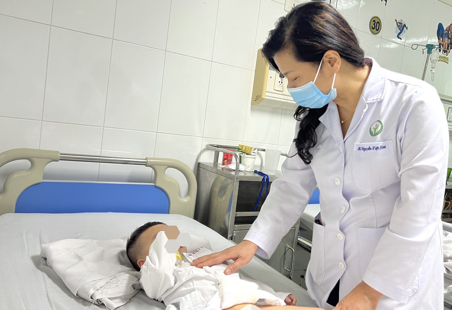 Gia đình bất ngờ khi phát hiện con gái xinh xắn có giới tính thực là bé trai -0