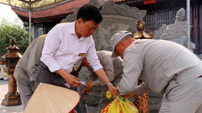 Tiền công đức ở Di tích đền Cửa Ông được các tổ thu gom, niêm phong trước khi chuyển đi kiểm đếm - Nguồn: Baoquangninh.vn