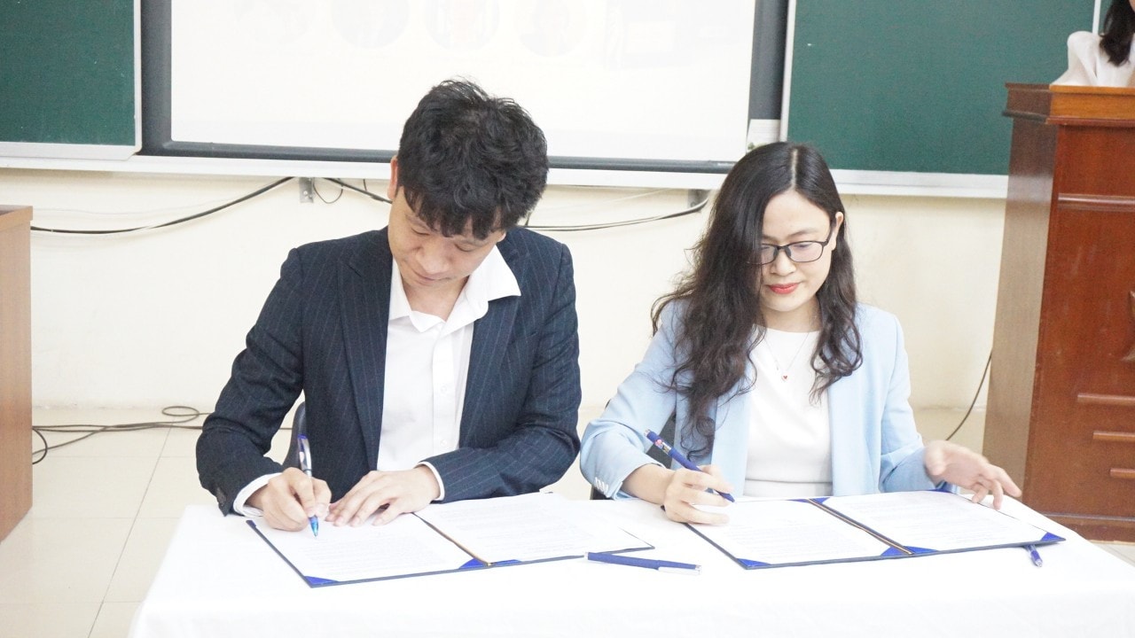 Hợp tác xuất bản tủ sách kinh điển Pháp luật -0