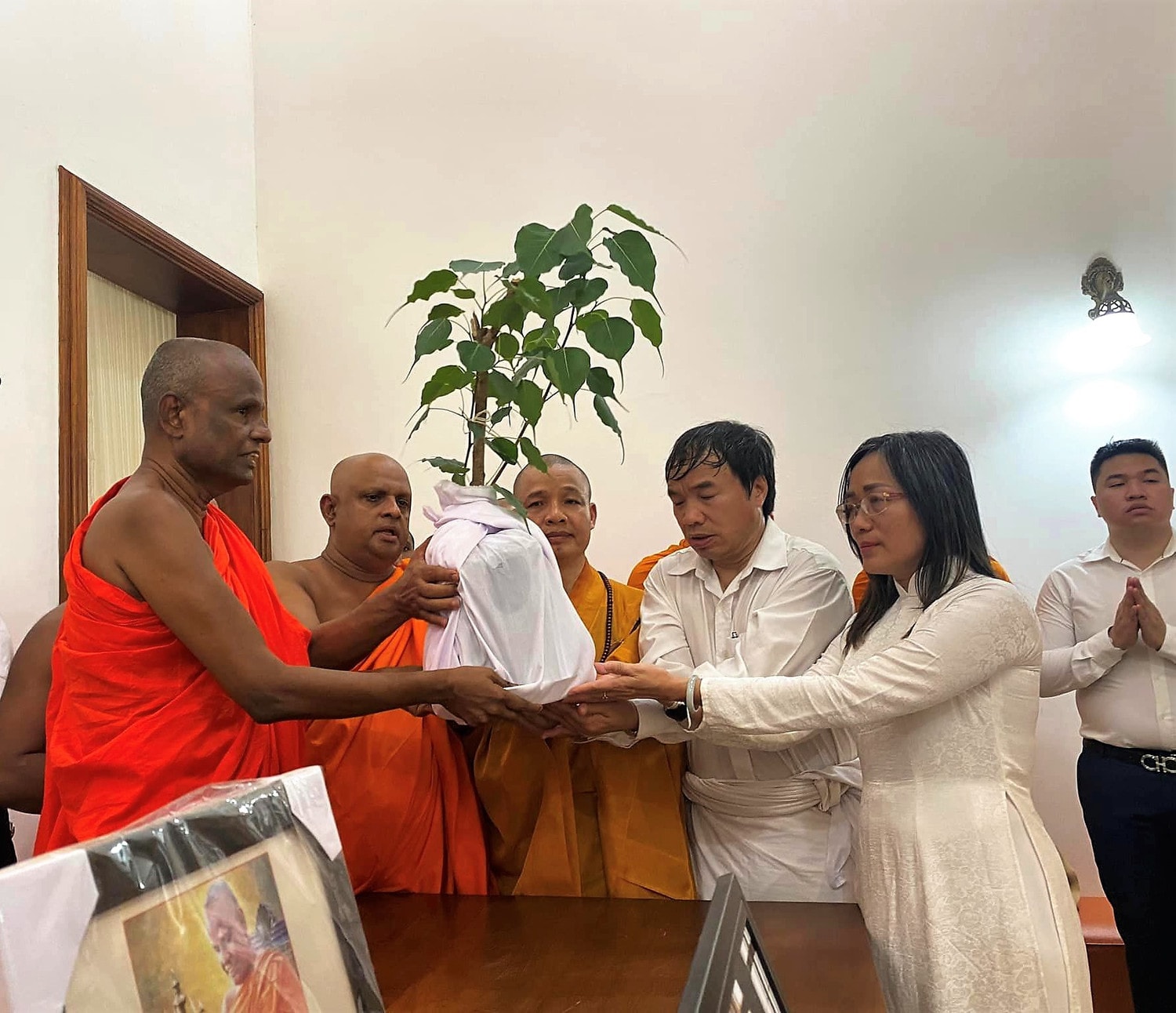 Hòa thượng Pallegama Hemarathana, trụ trì chùa Bomaluwa, cố đô Anuradhapura, bàn giao cây bồ đề thiêng cho Việt Nam