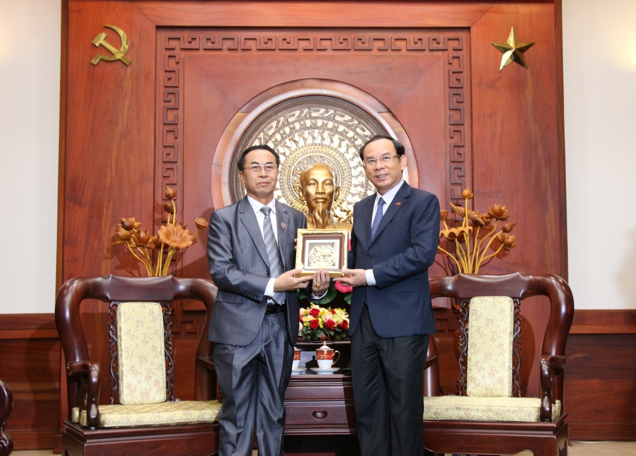 Bí thư Thành ủy TP. Hồ Chí Minh Nguyễn Văn Nên tặng quà lưu niệm Chủ nhiệm Ủy ban Tư pháp của Quốc hội Lào Khampheng Vilaphanh Chủ nhiệm Ủy ban Tư pháp của Quốc hội Lào Khampheng Vilaphanh thăm và làm việc tại TP. Hồ Chí Minh -0
