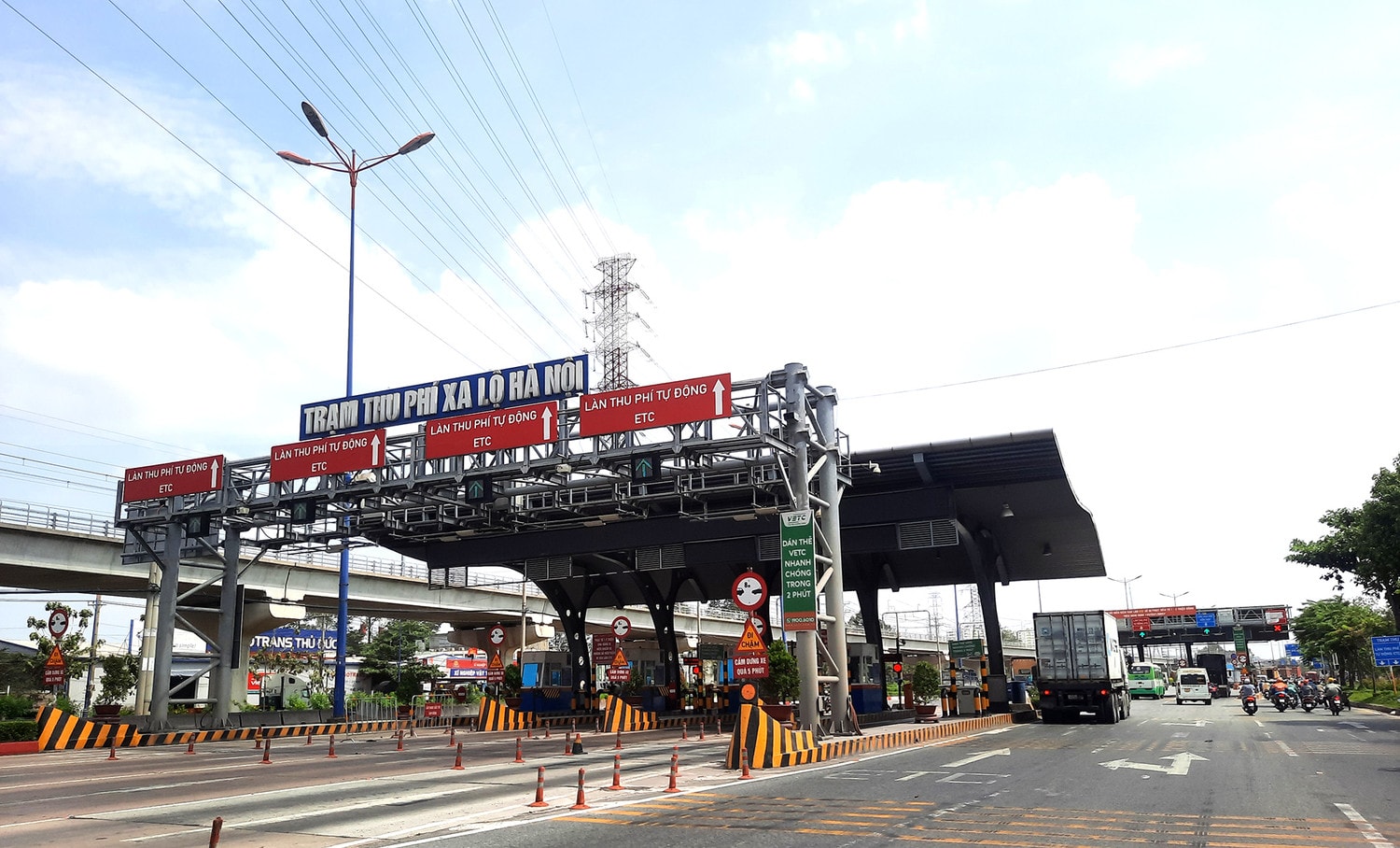 Người dân khiếu nại vị trí đặt trạm thu phí xa lộ Hà Nội. Trong ảnh là làn phu phí hướng từ cầu Rạch Chiếc về Tân Vạn (Bình Dương). Ảnh: Quang Phương Vì sao người dân phản ứng vị trí đặt trạm thu phí BOT xa lộ Hà Nội?