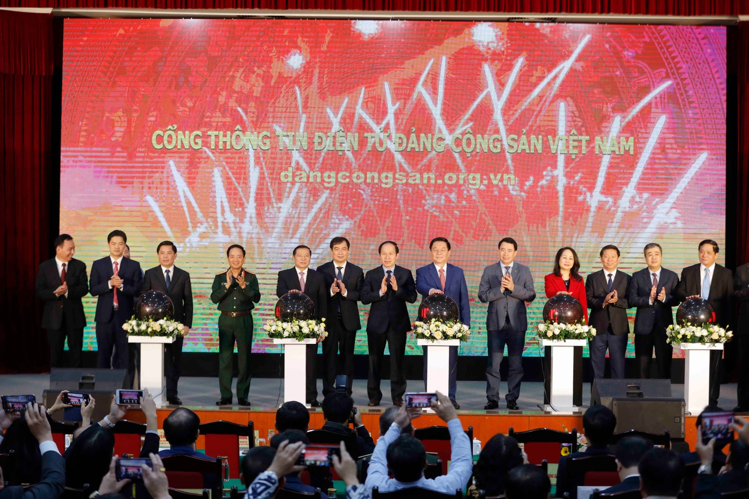 Các đại biểu bấm nút khai trương Cổng Thông tin điện tử của Đảng Cộng sản Việt Nam