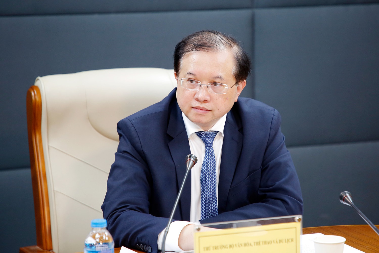 MC: Vâng, thưa các quý vị khách mời. Văn hóa qua các mốc lịch sử từ Đề cương về văn hóa năm 1943 tới nay đã có những bổ sung, sáng tạo và hoàn thiện hơn, cụ thể hơn và dần được lượng hóa bằng các tiêu chí cụ thể, cô đọng trong các từ ngữ súc tích. Câu hỏi đầu tiên phần này xin trao đổi với ông Tạ Quang Đông – Thứ trưởng Bộ Văn hóa, Thể thao và Du lịch. Ông có thể điểm qua những mốc phát triển quan trọng trong bổ sung và hoàn thiện Đề cương về văn hóa năm 1943? Và về vấn đề nâng cao trí lực và