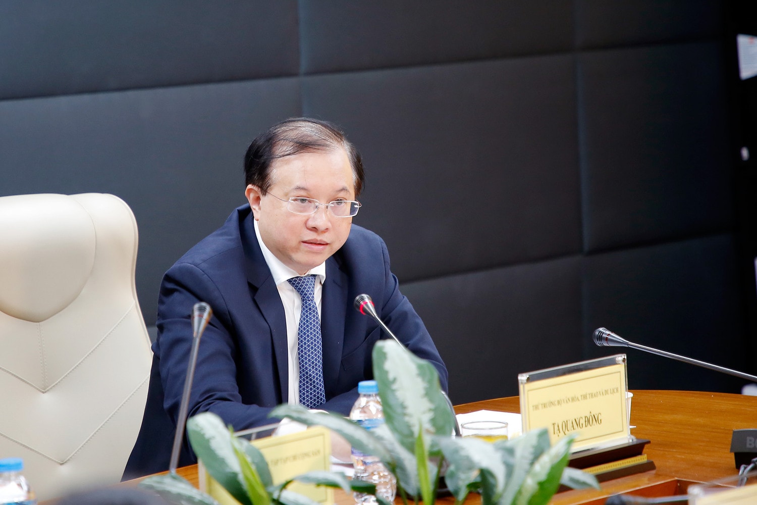 MC: Xây dựng ra chính sách đã khó, đưa chính sách vào cuộc sống khó khăn muôn phần. Và trong lĩnh vực văn hóa cũng vậy. Vấn đề chiến lược, nghị quyết đã có, nhiều điểm đã rõ. Vậy đâu là giải pháp đưa các nghị quyết về văn hóa, cụ thể là quan điểm, định hướng chỉ đạo của Nghị quyết Đại hội XIII của Đảng ta về văn hóa khẩn trương đi vào cuộc sống một cách hiệu quả nhất? Và vấn đề nâng cao trí lực, bồi dưỡng tri thức sẽ được quan tâm giải quyết như thế nào? Đâu là chìa khoá để thành công? Xin Thứ t