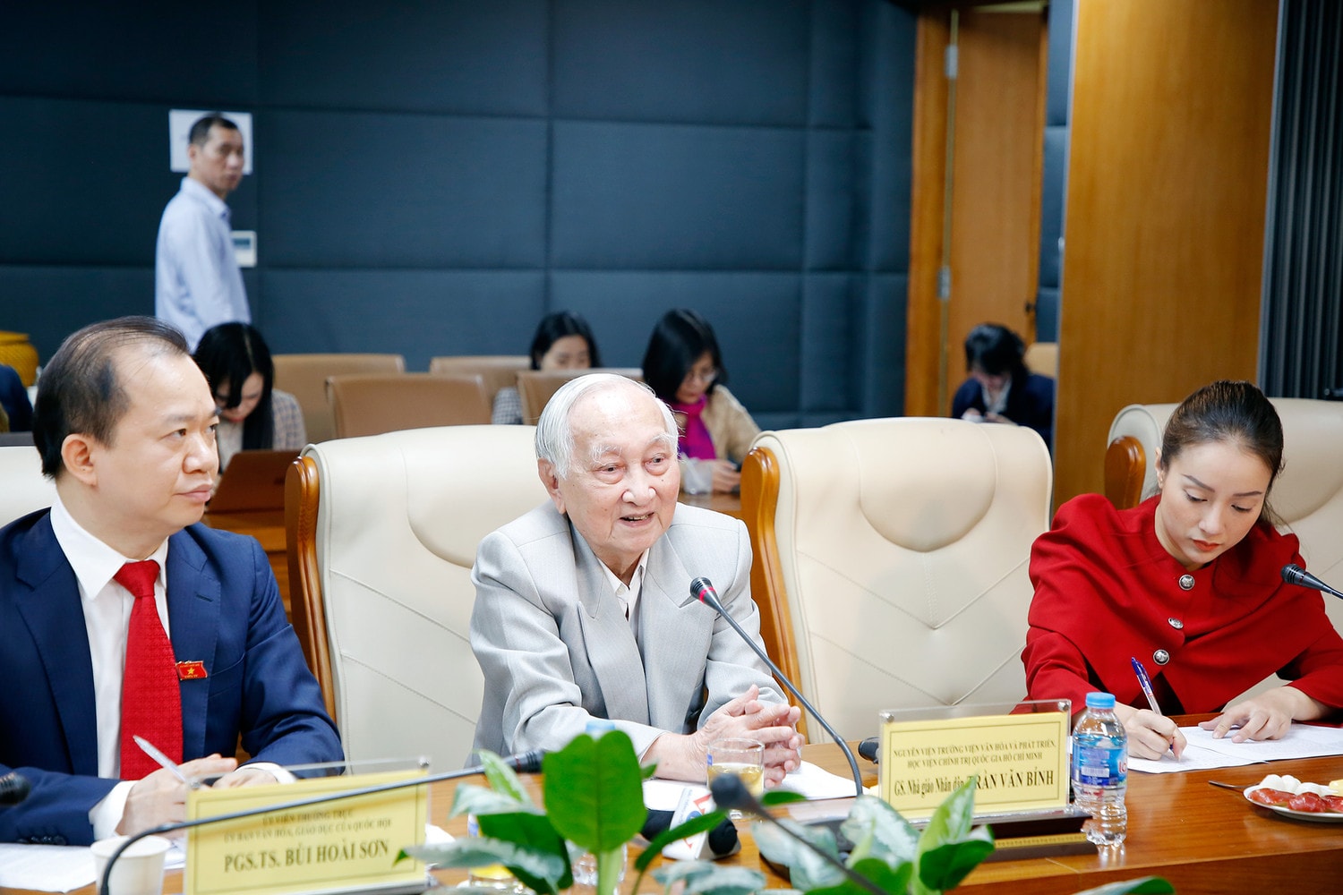 MC: Dân tộc, đại chúng, khoa học là ba nguyên tắc trong hoạt động văn hóa đề ra từ Đề cương về văn hóa năm 1943. Đây cũng là vấn đề xuyên suốt qua các thời kỳ. Vây, thưa GS.TS, NGND Trần Văn Bính, vấn đề này được ghi nhận thế nào qua các kỳ đại hội, đặc biệt là Đại hội Đảng XIII?