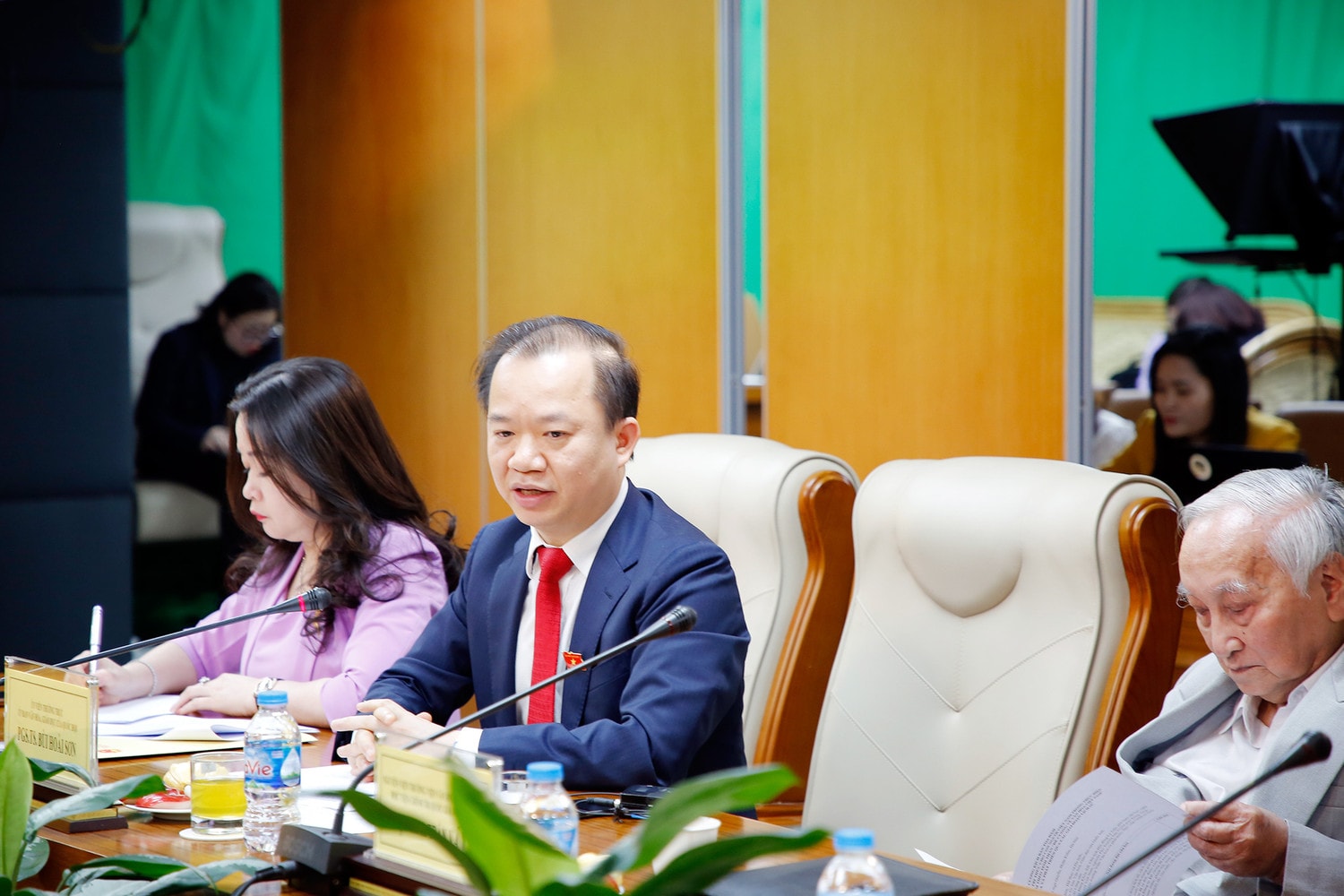 <p><strong>MC</strong>: <em>Vậy hệ giá trị và chuẩn mực con người văn hoá mới có ý nghĩa như thế nào trong việc nâng cao trí lực, bồi dưỡng tri thức trong giai đoạn phát triển mới của cách mạng Việt Nam... thưa PGS. TS Bùi Hoài Sơn?</em></p> -0