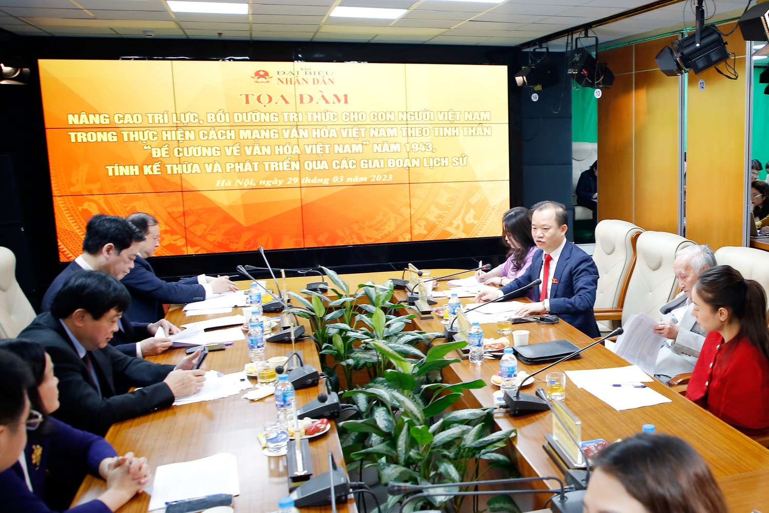 MC: Vâng thưa PGS. TS Bùi Hoài Sơn - Ủy viên Thường trực Ủy ban Văn hóa, Giáo dục của Quốc hội: Giáo dục là yếu tố đầu tiên xây dựng con người mới, văn hóa mới, là quốc sách hàng đầu. Vậy pháp luật về lĩnh vực này được xây dựng và hoàn thiện như thế nào? Giáo dục đóng vai trò như thế nào trong nâng cao trí lực, bồi dưỡng tri thức?