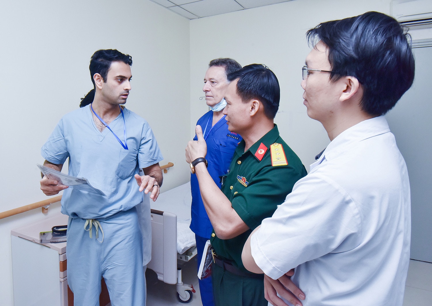 Cán bộ Bệnh viện Quân y 175 trao đổi về chuyên môn với đội ngũ y tế của Đoàn Operation Walk Chicago
