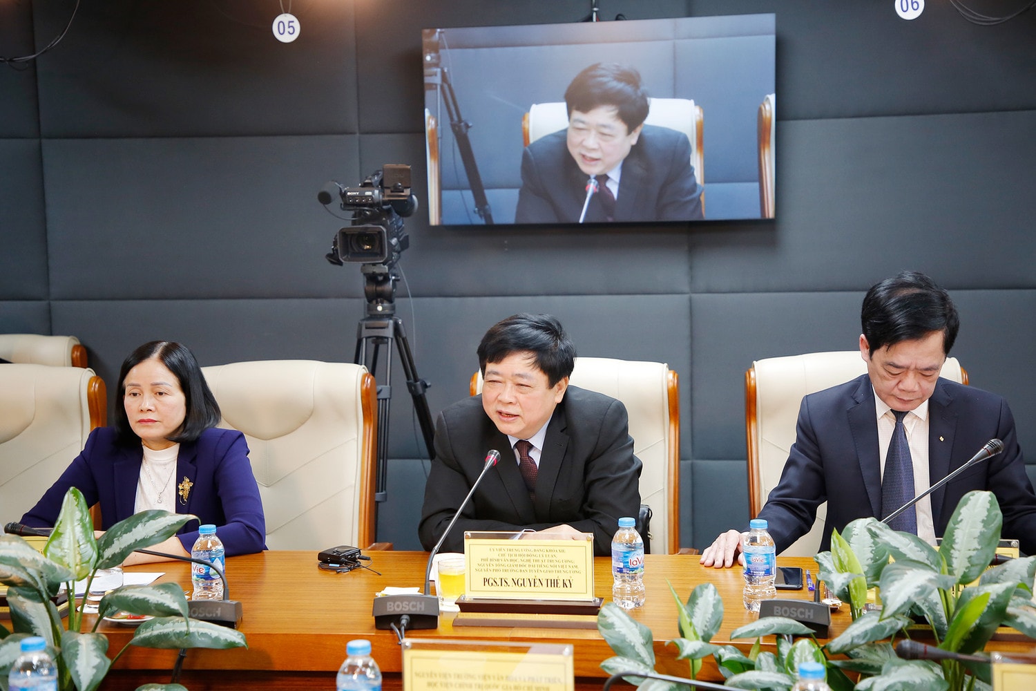 MC: Cùng với tư tưởng và học thuật, thì văn nghệ là lĩnh vực quan trọng làm nên bản sắc văn hóa dân tộc. Vâng thưa PGS.TS Nguyễn Thế Kỷ, lĩnh vực tưởng như đặc thù này có bước kế thừa và phát triển như thế nào qua các thời kỳ kể từ khi ra đời Đề cương về văn hóa năm 1943? Và nó có tác động như thế nào đến trí lực và tri thức con người Việt Nam?