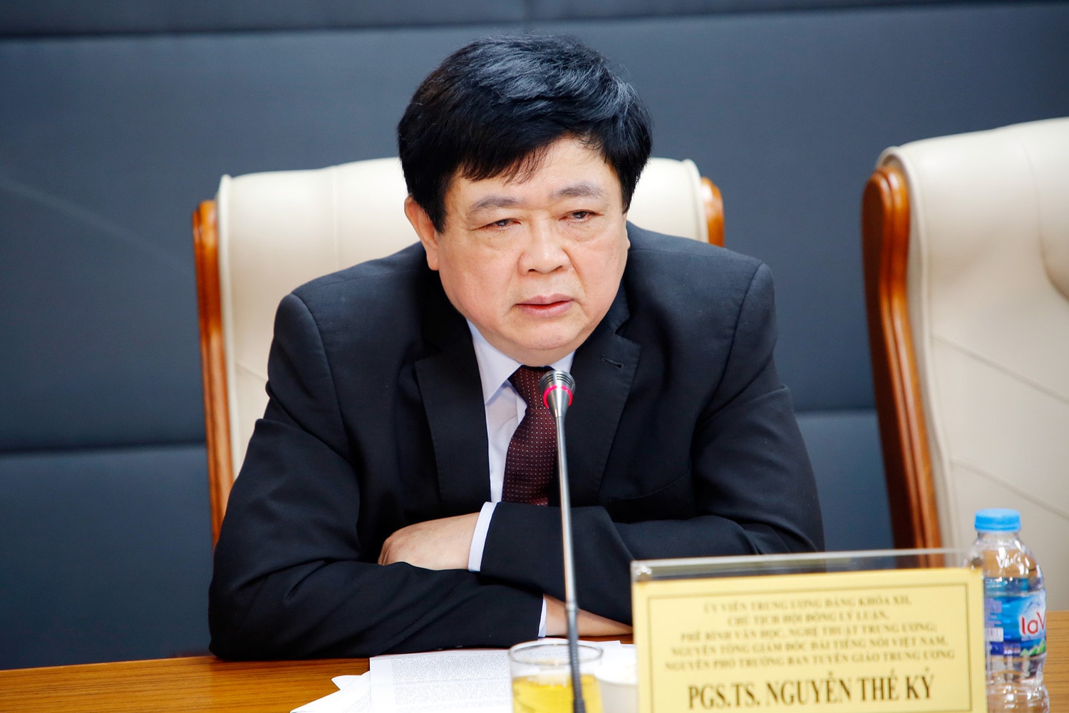 MC: Dân tộc hóa (chống mọi ảnh hưởng nô dịch và thuộc địa khiến cho văn hóa Việt Nam phát triển độc lập); Đại chúng hóa (chống mọi chủ trương hành động làm cho văn hóa phản lại đông đảo quần chúng hoặc xa đông đảo quần chúng). Khoa học hóa (chống lại tất cả những cái gì làm cho văn hóa trái khoa học, phản tiến bộ) là ba nguyên tắc cuộc vận động văn hóa Việt Nam trong giai đoạn lúc bấy giờ. Vâng, thưa PGS.TS Nguyễn Thế Kỷ, ngay từ khi bắt đầu cuộc cách mạng giải phóng dân tộc, bản Đề cương đã 