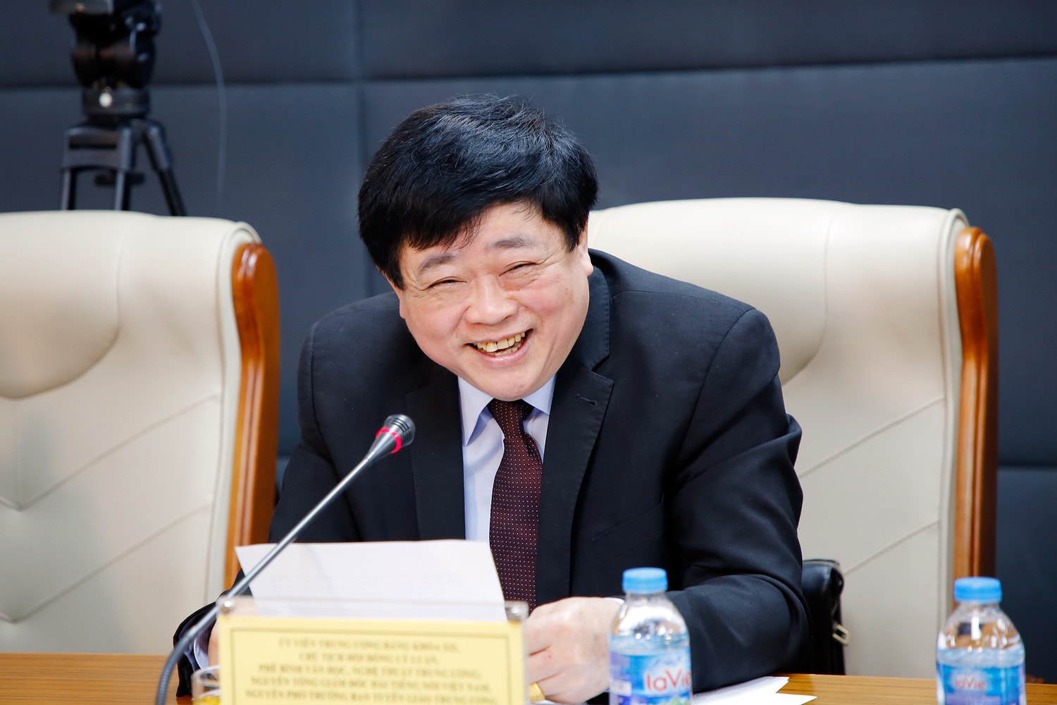 MC: Toàn cầu hóa và hội nhập quốc tế là xu thế hợp tác phát triển và cũng là quá trình đấu tranh để bảo vệ lợi quốc gia. Trong đó, cuộc cách mạng công nghệ tác động sâu sắc đến mọi lĩnh vực đời sống xã hội, sự hình thành xã hội số, nhà nước số, công dân số… sử dụng trí tuệ nhân tạo ngày càng phát triển mạnh mẽ. Trong bối cảnh khoa học, công nghệ và giáo dục là nhân tố quyết định sự thành bại của quá trình phát triển đất nước, vậy thưa PGS, TS Nguyễn Thế Kỷ, việc nâng cao trí lực, bồi dưỡng tri t
