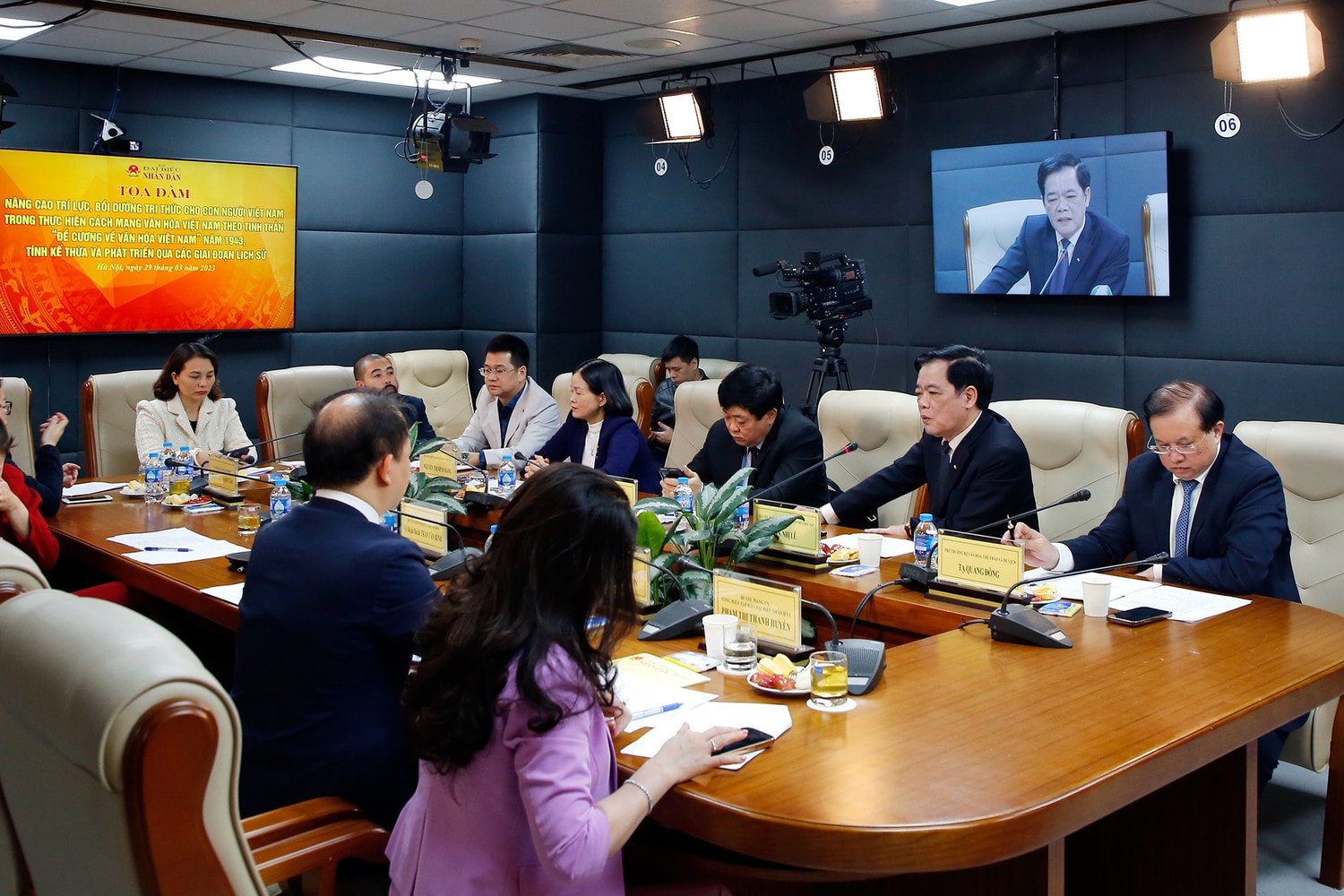 MC: Câu hỏi đầu tiên của phần này, chúng ta đi sâu vào trí lực và tri thức là hai khái niệm có nội hàm rộng hẹp khác nhau. Có những điểm đồng nhất và có những điểm khác biệt nhưng rất quan trong trong việc định hướng nâng cao chất lượng nhân lực, bồi dưỡng nhân tài.