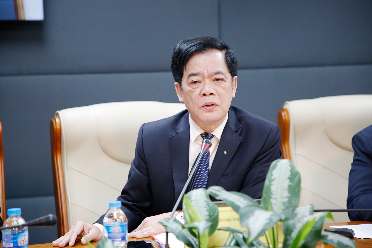 MC: Thưa nhà báo, TS Nhị Lê, phạm vi văn hóa trong bản Đề cương năm 1943 nêu gồm 3 phần, đó là: Tư tưởng, học thuật và nghệ thuật. Ông có thể nói rõ hơn về từng nội dung này? Và sự tác động của nó đối với trí lực và tri thức của con người Việt Nam? 