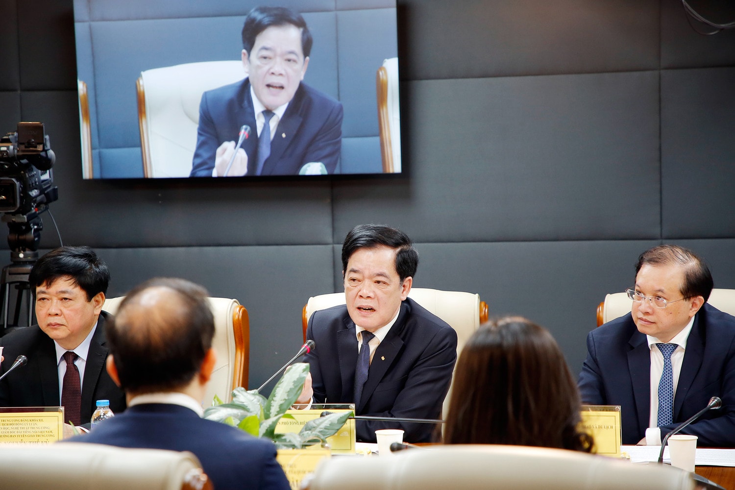 MC: Câu hỏi đầu tiên của phần này, chúng ta đi sâu vào trí lực và tri thức là hai khái niệm có nội hàm rộng hẹp khác nhau. Có những điểm đồng nhất và có những điểm khác biệt nhưng rất quan trong trong việc định hướng nâng cao chất lượng nhân lực, bồi dưỡng nhân tài.