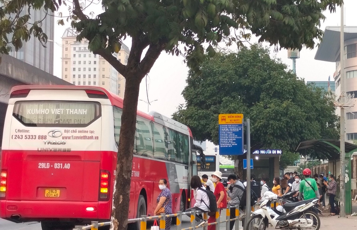 Hà Nội: Ngang nhiên dừng, đỗ đón khách dưới biển cấm -0